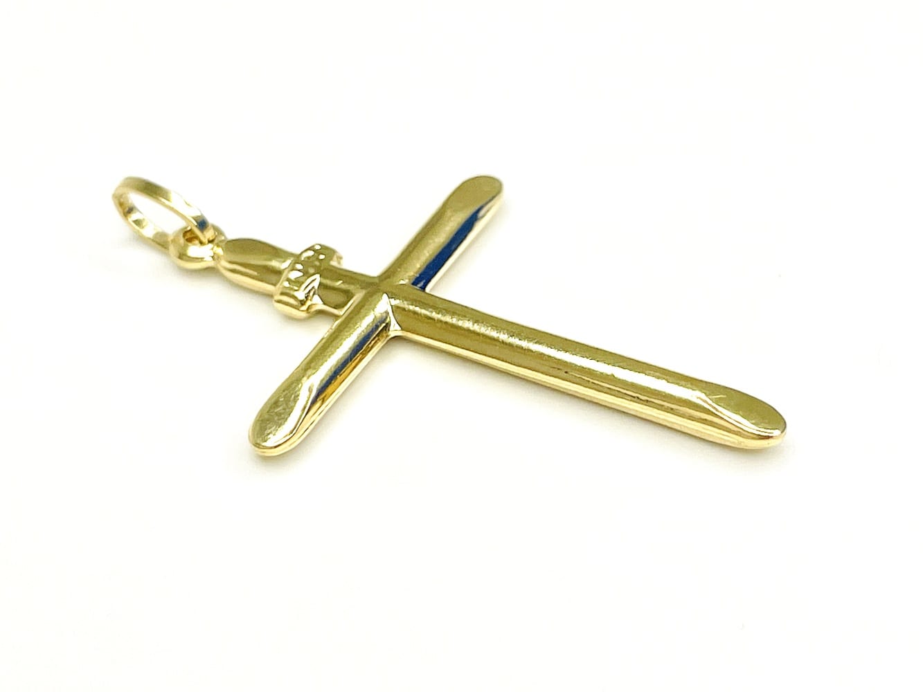 Luxurious Touch: 18K Yellow Gold Pendant 3