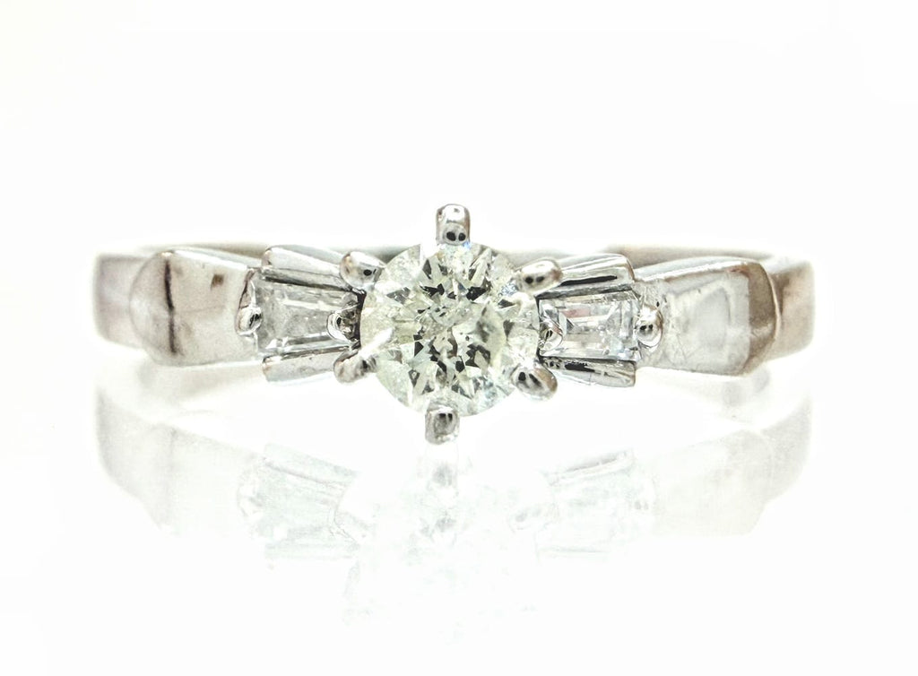 Elegant 14K White Gold Diamond Ring 3